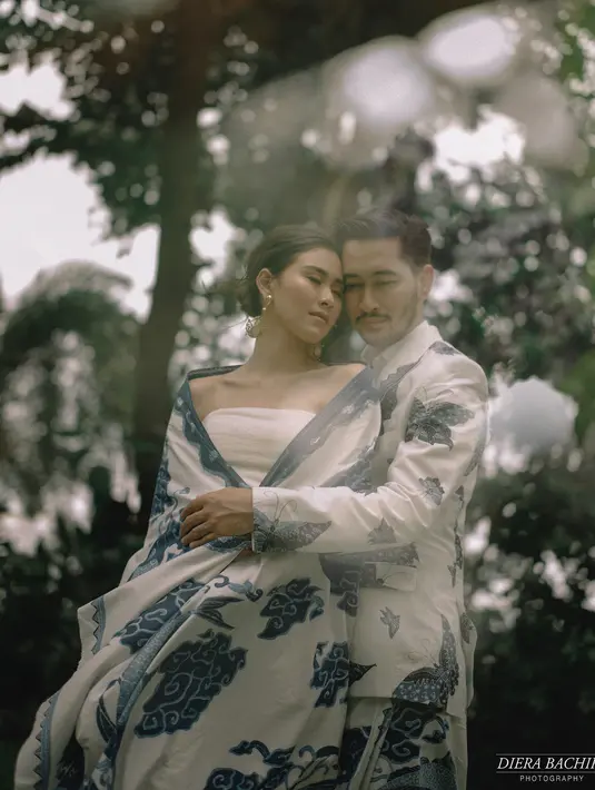Pasangan yang akan menikah dengan konsep outdoor itu melakukan pemotretan di sebuah taman. Adik Raffi Ahmad itu terlihat cantik, sedangkan musisi Jeje terlihat gagah. (instagram/@dierabachir)