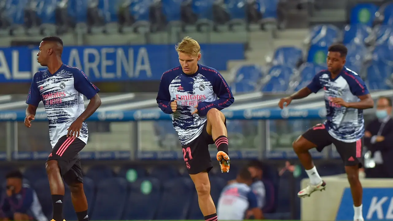 Gelandang Real Madrid, Martin Odegaard, saat melakukan pemanasan bersama Real Madrid