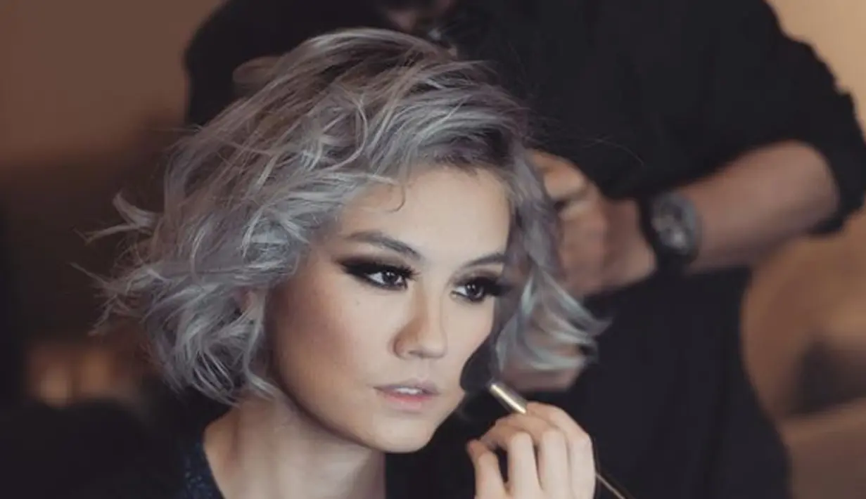 Penyanyi Agnes Monica atau lebih dikenal dengan Agnez Mo mewarnai rambutnya yang sepanjang bahu dengan warna abu-abu. (Instagram/agnezmo)
