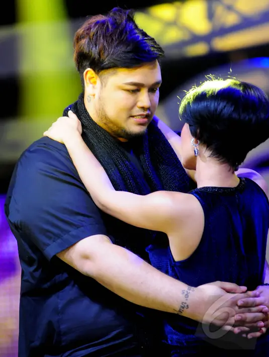 Kemesraan Ivan Gunawan dan Yuni Shara saat tampil di acara D'Academi 2015, Studio 5 Daan Mogoot, Jakarta. Foto diambil pada Jumat (8/5/2015). (Liputan6.com/Faisal R Syam)