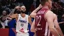 Pebasket Prancis, Evan Fournier melakukan selebrasi setelah mencetak tri poin pada laga kedua Grup H Piala Dunia FIBA 2023 melawan Parancis di Indonesia Arena, Senayan, Jakarta, Minggu (27/08/2023). (Bola.com/Bagaskara Lazuardi)