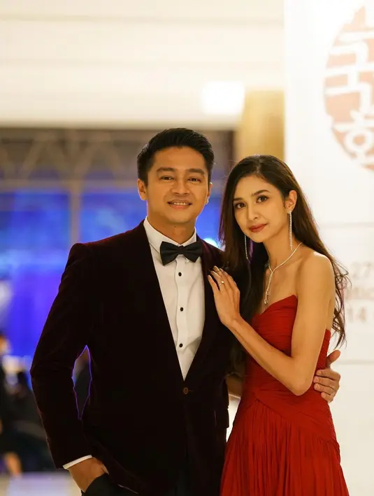 Mikha Tambayong yang begitu cantik dan Mahenra yang gagah dengan setelan jasnya. (FOTO: instagram.com/devamahenra/)