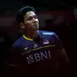 Pebulu tangkis tunggal putra Indonesia, Chico Aura Dwi Wardoyo saat menghadapi tunggal putra Singapura, Loh Kean Yew pada laga babak 32 besar Kejuaraan bulu tangkis Indonesia Open 2023 di Istora Senayan, Jakarta, Rabu (14/6/2023). Chico Aura Dwi Wardoyo kalah dua game langsung 15-21, 21-23. (Bola.com/Bagaskara Lazuardi)