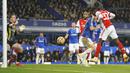 Selang satu menit kemudian, Arsenal nyaris kembali unggul. Tandukan Eddie Nketiah di mulut gawang Everton usai menerima umpan Bukayo Saka hanya membentur tiang gawang. (AP/Jon Super)