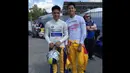 Dua pebalap muda Indonesia, Philo Paz Armand (kiri) dan Sean Gelael, berfoto bersama sebelum memulai latihan bebas GP2 Spanyol di Sirkuit Catalunya, Spanyol, Jumat (13/5/2016). (Bola.com/Twitter/PhiloPaz)