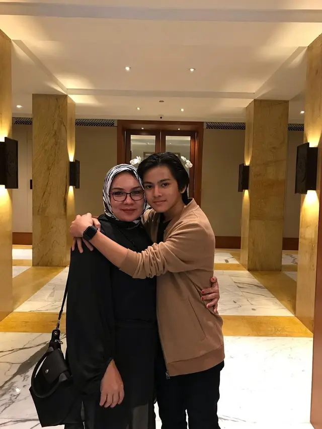 Jarang Terekspos, Ini 6 Momen Kebersamaan Rey Bong dan Ibunda