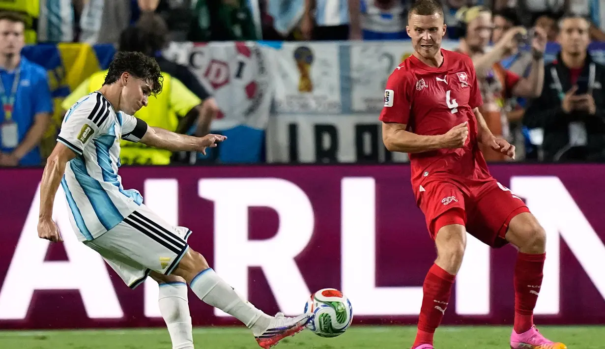 Pemain Argentina Julian Alvarez   mencetak gol kedua timnya selama pertandingan perempat final Piala Dunia antara Argentina dan Swiss di Kansas City, Mo., Sabtu, 11 Juli 2026. (AP Photo/Ashley Landis)