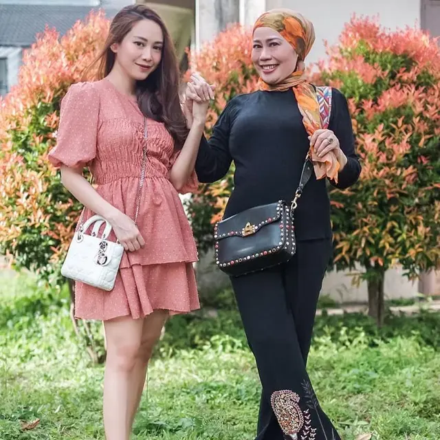 Potret Kedekatan 6 Aktris Tanah Air Bareng Ibu Mertua, Penuh Kehangatan