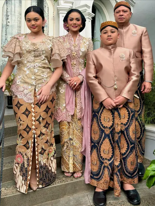 Beda lagi dengan kebaya pilihan Krisdayanti. Kebaya cokelat muda yang lembut memiliki detail border bunga-bunga putih dan sentuhan warna pink di bagian ujung-ujungnya, serta selendang yang dipakainya. [Foto: Instagram/krisdayantilemos]