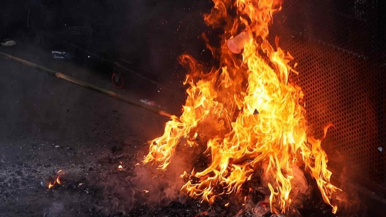 Polisi Tangkap Tiga Orang Terduga Pelaku Pembakaran Mobil Patroli di Pospol Pejompongan