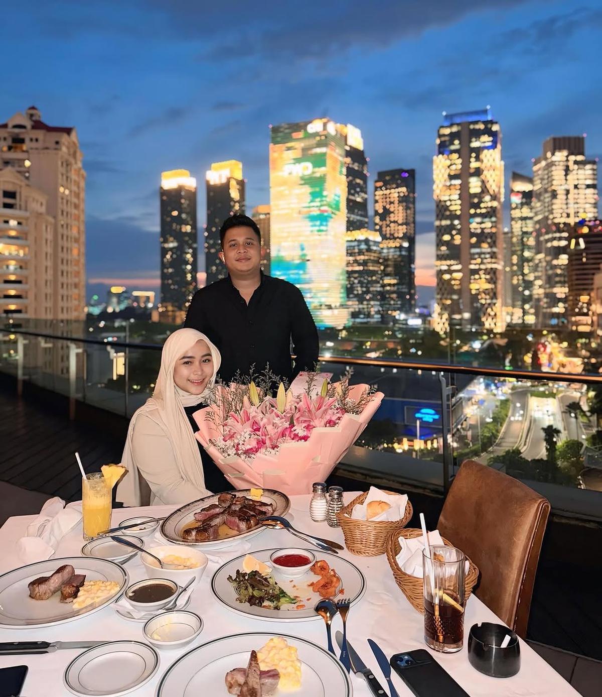 Potret Syifa Adik Ayu Ting Ting Rayakan Anniversary Pernikahan ke-3, Dapat Buket Bunga Besar dan Dinner Mewah