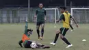 Pemain Timnas Indonesia U-19, Bagus Kahfi, berebut bola saat latihan di Stadion Padjadjaran, Bogor, Kamis (26/9). Latihan ini merupakan persiapan jelang kualifikasi Piala Asia 2020. (Bola.com/Yoppy Renato)
