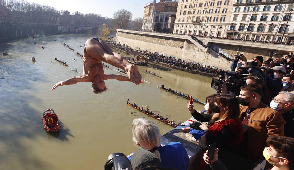 Marco Fois dari Italia melompat ke Sungai Tiber dari Jembatan Cavour setinggi 18 meter (59 kaki) untuk merayakan Tahun Baru di Roma, 1 Januari 2022. (AP Photo/Riccardo De Luca)