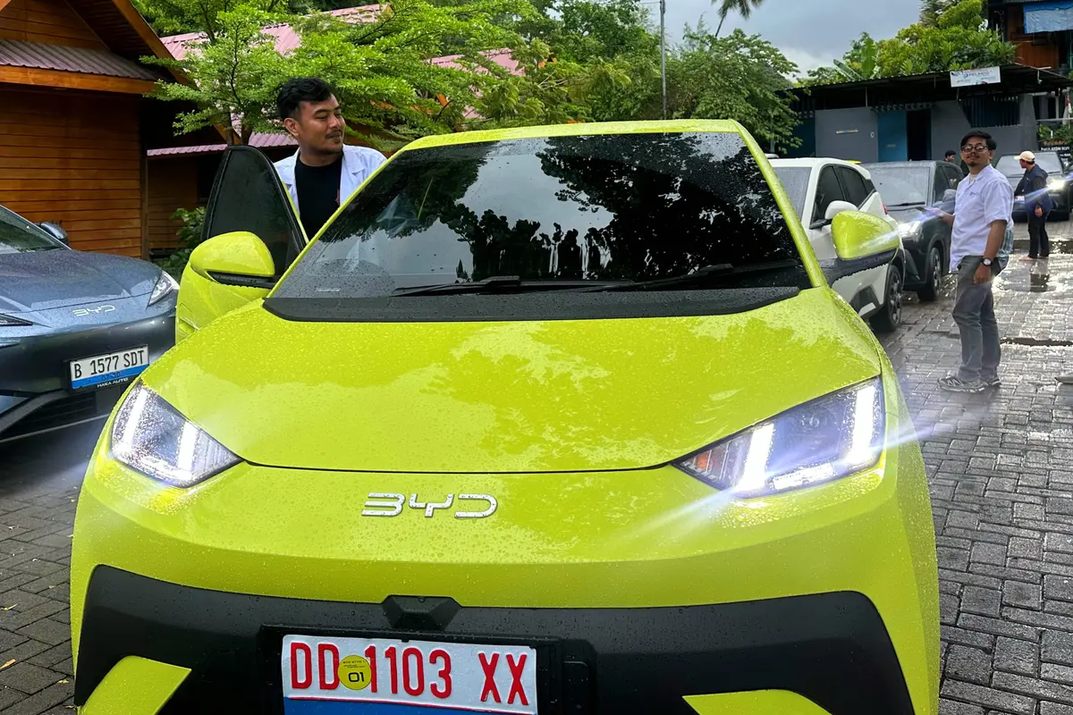 Liputan6.com mendapat kesempatan menjajal langsung BYD Atto 1 dalam rute sejauh 40,2 kilometer di Makassar. (Liputan6.com/Fauzan)
