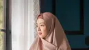 Jadi, bukan hanya proses yang mendadak menikah dan langsung pakai hijab. "Ya Alhamdulillah, keputusan ini kan diambil karena proses panjang" (Liputan6.com/IG/@lindswell_k)