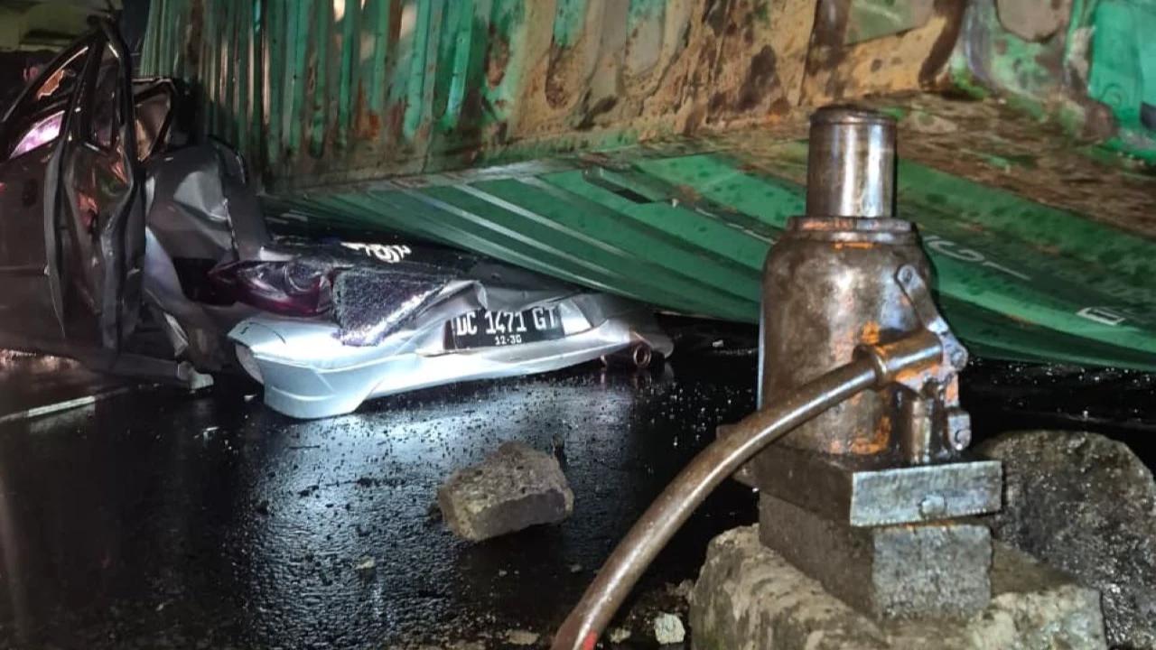 Truk Kontainer Banting Setir, Timpa Mobil di Pangkep, 3 Tewas