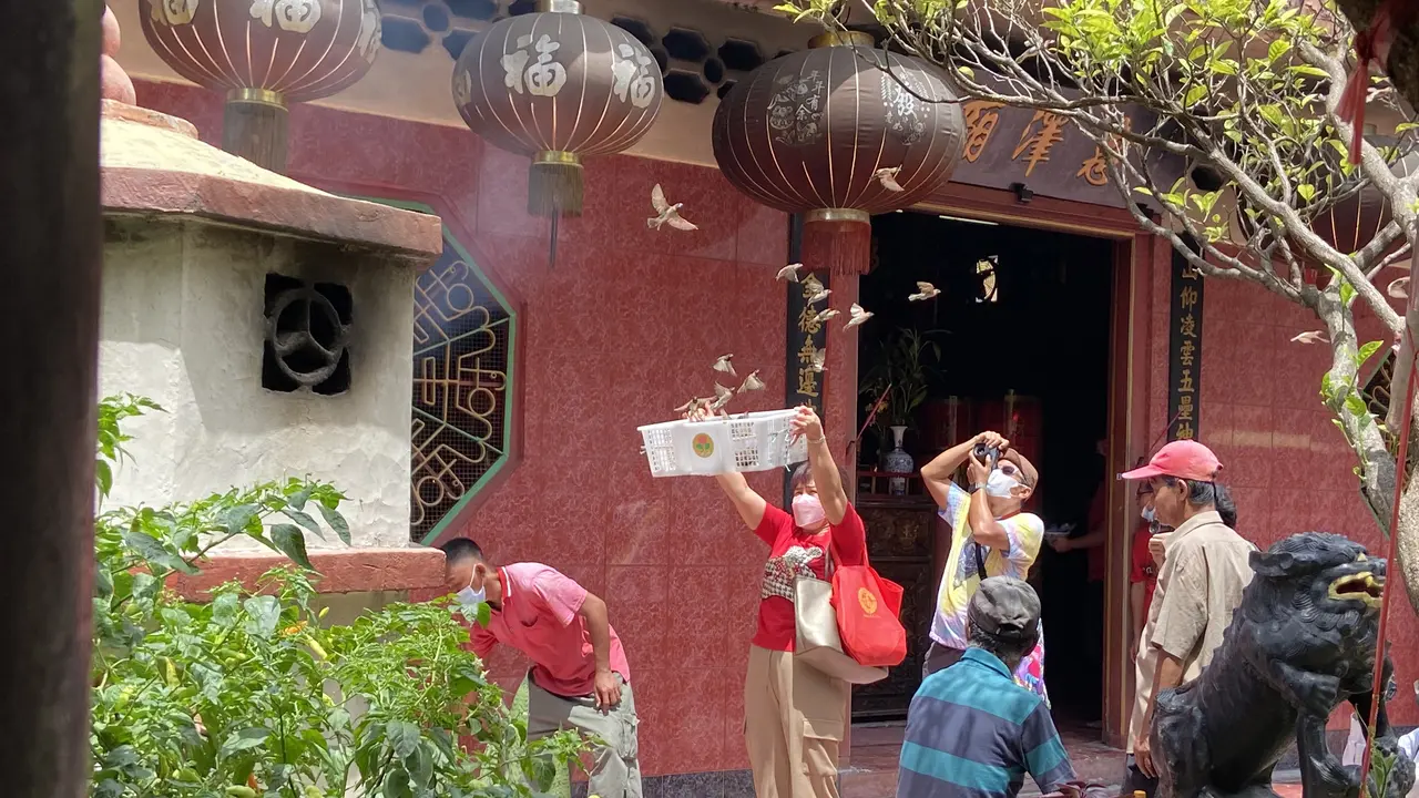 Suasana Wihara Dharma Bakti, Petak Sembilan, Glodok, Jakarta Barat saat Imlek 2023, Minggu (22/1/22023).