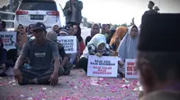 Warga Rempang usai melakukan prosesi tabur bunga di Jembatan IV Barelang, Batam, mengenang satu tahun tragedi aksi penolakan atas penggusuran paksa warga Rempang. (Foto: Liputan6.com/Ajang Nurdin)