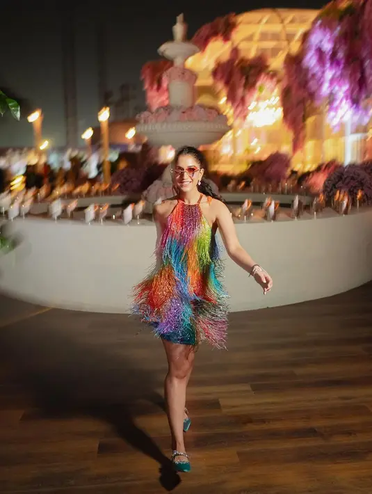 Lengkapi busananya, Radhika kenakan mules hijau cerah Manolo Blahnik dan kacamata berwarna Cartier [@shereenlovebug]