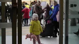 Pengungsi Ukraina menunggu di stasiun kereta api pusat di Warsawa, Polandia, Rabu (30/3/2022). Badan pengungsi PBB mengatakan lebih dari 4 juta orang telah meninggalkan Ukraina setelah invasi Rusia, tonggak baru dalam krisis pengungsi terbesar di Eropa sejak Dunia Perang II. (AP/Czarek Sokolowski)