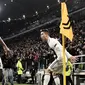 Penyerang Juventus Cristiano Ronaldo (kanan) bersama Emre Can dan Moise Kean merayakan gol ke gawang Atletico Madrid pada leg kedua babak 16 besar Liga Champions di Allianz Stadium, Turin, Selasa (12/3). Ronaldo mencetak hattrick. (Marco BERTORELLO/AFP)
