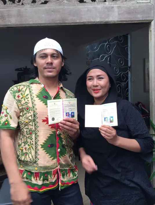 Mayky berusaha lebih baik lagi. Hingga akhirnya kembali melamar untuk kedua, tiga hingga keempat kalinya. Tapi masih juga ditolak, lantaran setiap lamaran, Ria menjalani pengobatan. (Adrian Putra/Bintang.com)