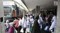 Jemaah haji kloter 2 asal Provinsi Banten tiba di Asrama Haji Pondok Gede, Jakarta, Rabu (29/8). Dalam kloter ini tercatat tidak ada jemaah haji yang sakit ataupun meninggal dunia saat menunaikan ibadah di Mekkah. (Merdeka.com/Iqbal S. Nugroho)