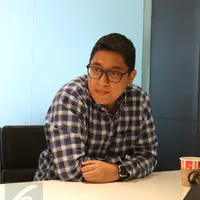 Kunjungan pemain dan sutradara film Headshot ke kantor Liputan6.com, Jakarta, Jumat (11/11). (Liputan6.com/Fatkhur Rozaq)