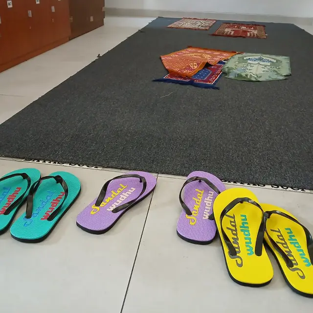 Produk UMKM Tatag Sandal Wudhu yang digunakan di salah satu musala gedung Fakultas Hukum UII Yogyakarta
