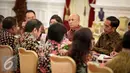 Presiden Joko Widodo  berbincang dengan Pengurus GAPMMI dan GIMNI di Istana Merdeka, Jakarta, Selasa (13/10/2015). Presiden sangat mengharapkan industri makanan dan minuman dapat terus berkembang . (Liputan6.com/Faizal Fanani)