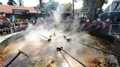 Para koki mempersiapkan kacang lentil rebus di panci raksasa untuk memecahkan rekor dunia Guinness Record dalam acara Prado Rural di Montevideo, Uruguay, Minggu (13/9/2015). Kacang tersebut cukup untuk memberi makan 10.000 orang. (AFP PHOTO/Miguel Rojo)