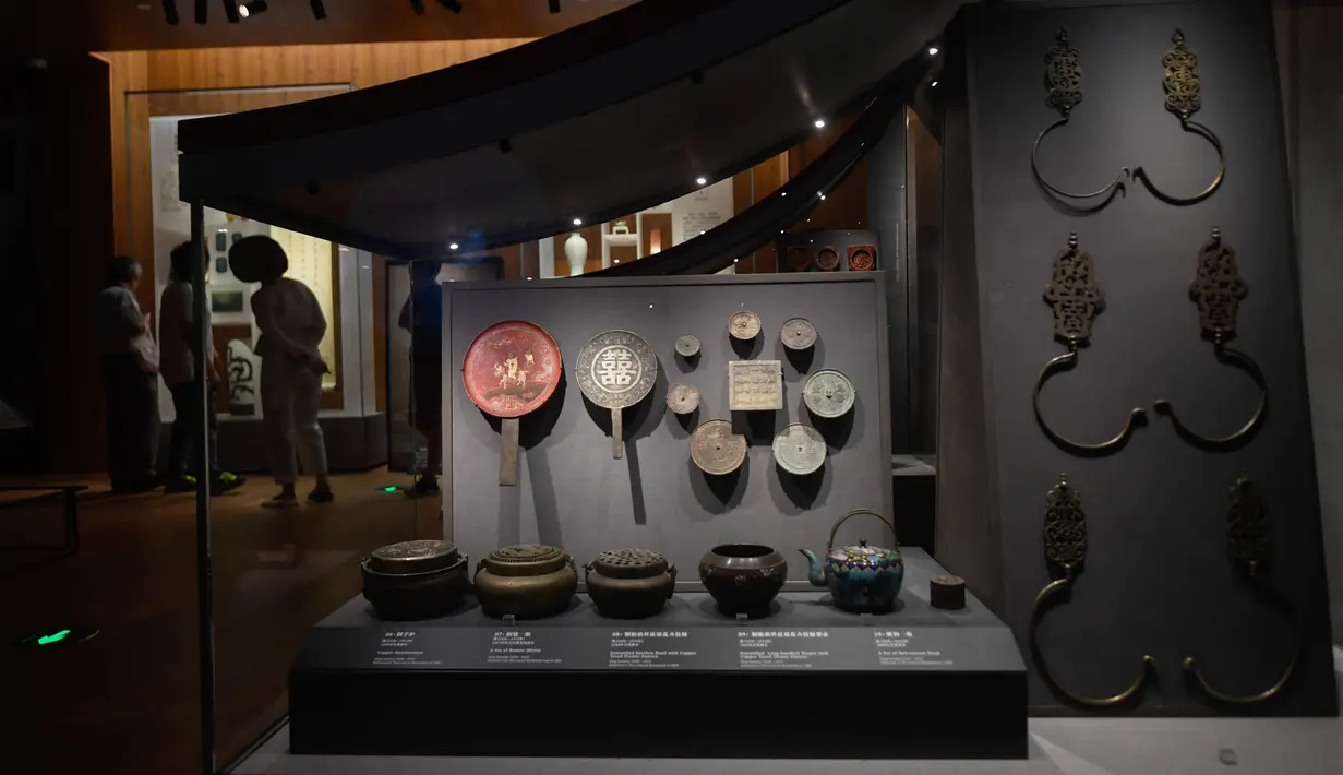 Perkakas rakyat dari zaman Dinasti Ming (1368-1644) dan Dinasti Qing (1644-1911) dipamerkan di sebuah museum yang dialihfungsikan dari bekas pembangkit listrik di Kota Ningbo, Provinsi Zhejiang, China, Jumat (12/6/2020). (Xinhua/Huang Zongzhi)