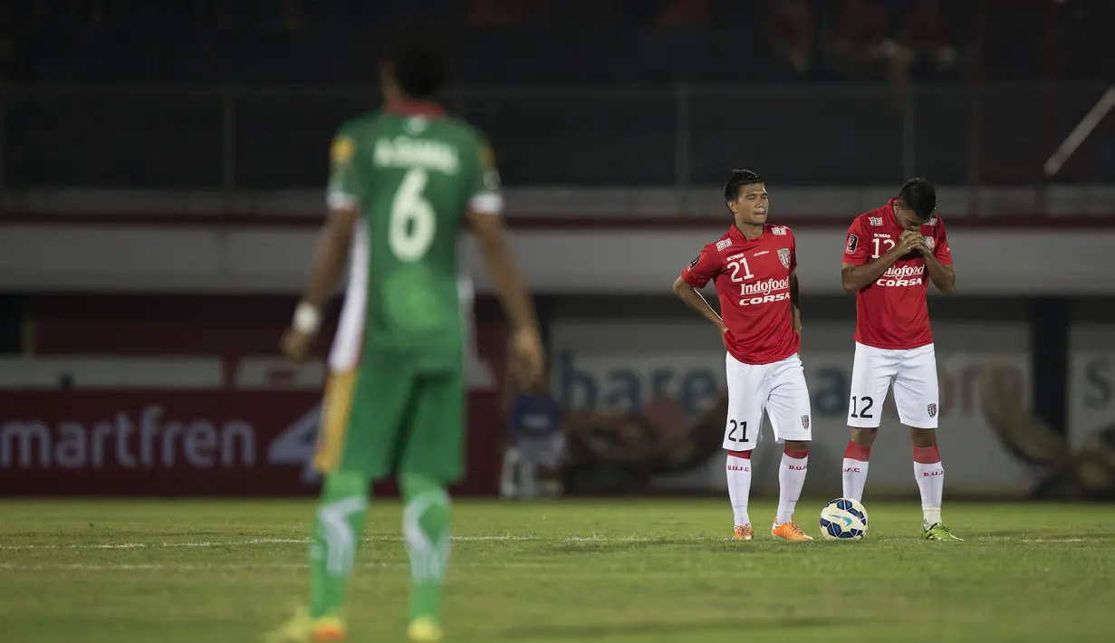 Pemain Bali United, Lerby Eliandry berdoa sesaat sebelum laga Piala Presiden melawan Mitra Kukar di Stadion I Wayan Dipta, Gianyar, Bali, Kamis (3/9/2015). (Bola.com/Vitalis Yogi Trisna)