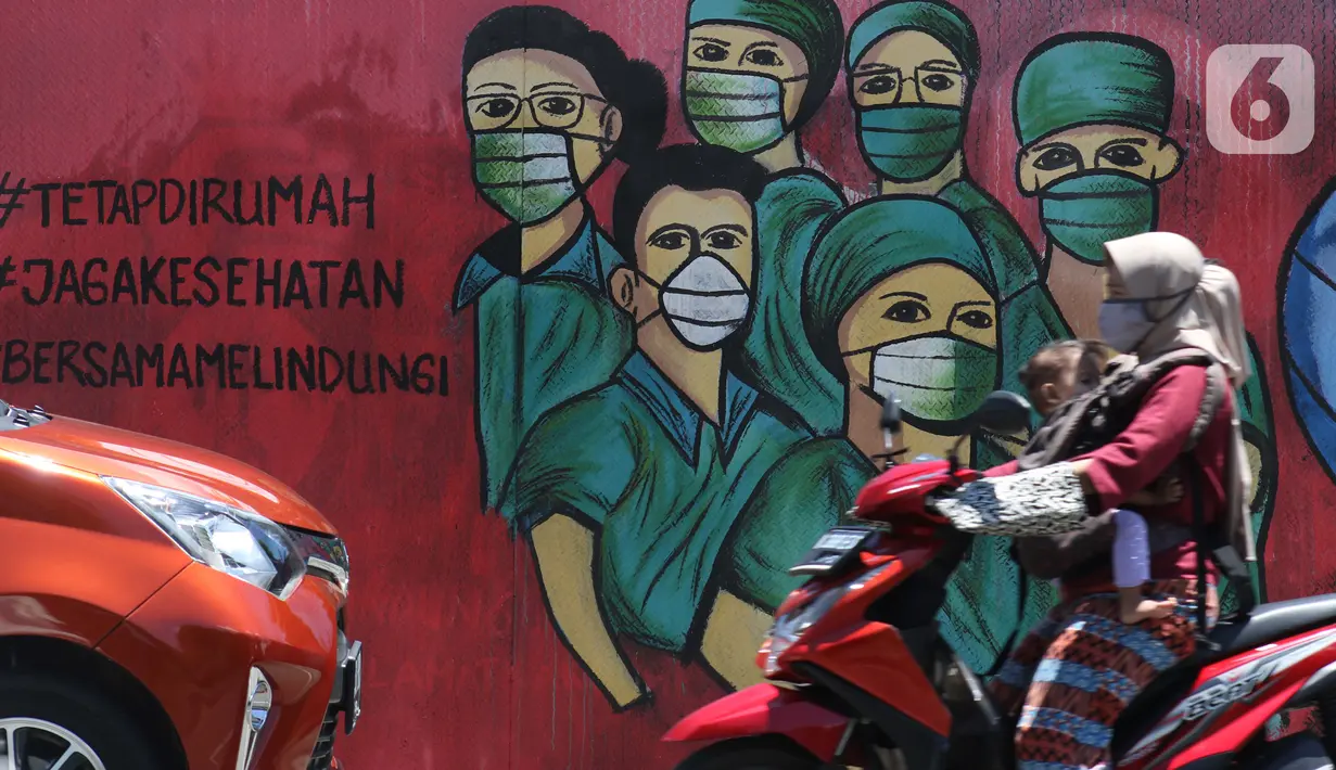 Pengedara motor melintas di depan mural tentang pandemi virus COVID-19 di Jalan Raya Jakarta-Bogor, Depok, Jawa Barat, Selasa (7/4/2020). Mural tersebut sebagai bentuk dukungan kepada tenaga medis yang menjadi garda terdepan menghadapi COVID-19 di Indonesia. (Liputan6.com/Helmi Fithriansyah)
