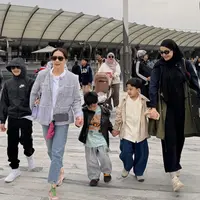 Zaskia Sungkar Liburan ke China Bareng Nagita Slavina. [@zaskiasungkar15]