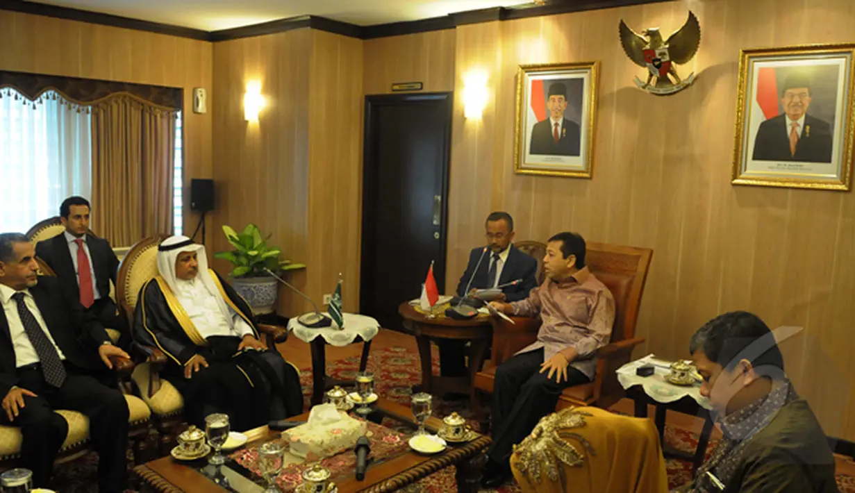 Ketua DPR RI Setya Novanto (kanan) saat berdialog dengan Delegasi Majelis Syuro Parlemen Arab Saudi, Jakarta, (2/2/2015). Dalam pertemuan ini membahas hubungan bilateral Indonesia dengan Arab Saudi. (Liputan6.com/Andrian M Tunay)