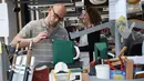 Pengrajin merapikan bagian tas saat bekerja di bengkel produsen barang-barang mewah Hermes di Allenjoie, Perancis, Kamis (5/4). Hermes merupakan tas berbahan kulit yang biasanya diproduksi secara limited edition. (SEBASTIEN BOZON/AFP)