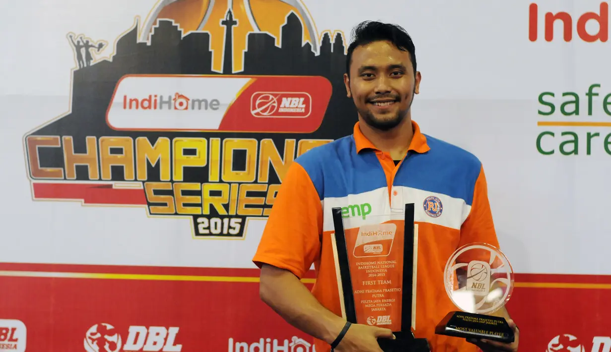 Pebasket Pelita Jaya Energi Mega Persada Jakarta, Adhi Pratama Prasetyo Putra menerima penghargaan sebagai Most Valuable Player (MVP) NBL 2015 di Jakarta, Jumat (1/5/2015). (Liputan6.com/Helmi Fithriansyah)
