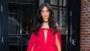 Camila Cabello tampil paling berani lewat gaun merah fuchsia menyala berbahan lace transparan dengan siluet cape yang menjuntai hingga lantai. Detail cut-out di bagian dada dan permainan tekstur membuat penampilannya terlihat teatrikal sekaligus sensual. Rambut bergelombang dan choker berliontin melengkapi gaya gothic romantic yang mencuri perhatian.