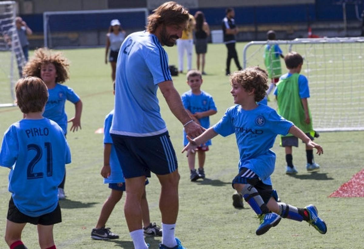 Keceriaan Pirlo bermain dengan junior New York City FC
