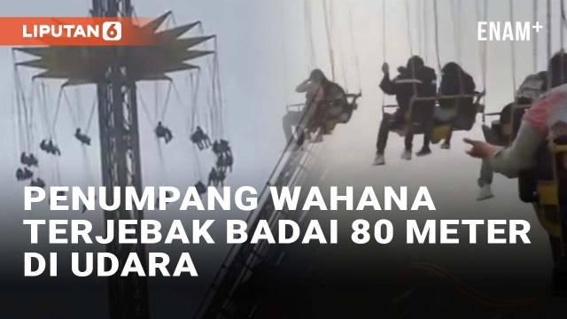 Penumpang wahana 'Tower Singer' di sebuah taman bermain di Mexico City, Mexico alami momen menegangkan. Para penumpang menggantung di wahana setinggi 80 meter saat hujan dan badai menerpa, wahana berhenti berputar. Insiden terjadi pada 18 Agustus 202...