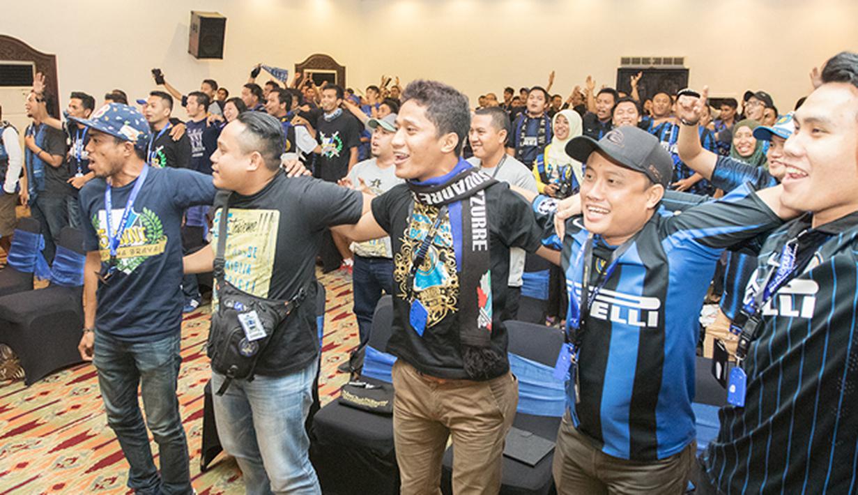 Sejumlah pendukung Inter Milan bernyanyi-nyanyi saat mengikuti Gathering Nasional Inter Club Indonesia (ICI) IV di Bali, Jumat (28/8/2015). Selain Djorkaeff, Gathnas kali ini juga dihadiri Presiden Erick Thohir. (Bola.com/Vitalis Yogi Trisna) 