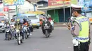 Arus Balik H+5 aparat kepolisian terus berjaga-jaga dan mengamankan titik rawan kemacetan di Pos Palimanan Cirebon, Jawa Barat, Jumat (30/6) (Liputan6.com/Helmi Afandi) 