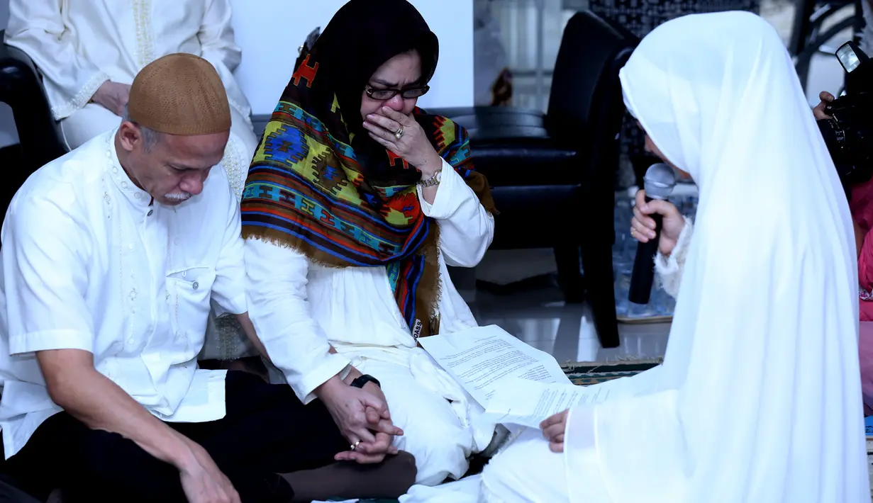 Ketika suasana pengajian Risty Tagor mulai berubah jadi mengharukan (Wimbarsana/Bintang.com)