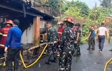 Momen Prajurit TNI AL Padamkan Kebakaran Pemukiman Warga di Manado
