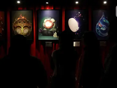 Pengunjung mengunjungi pameran seni karakter hantu atau Ghostival 2023 di Mal Senayan City, Jakarta, Senin (26/6/2023). (Liputan6.com/Herman Zakharia)