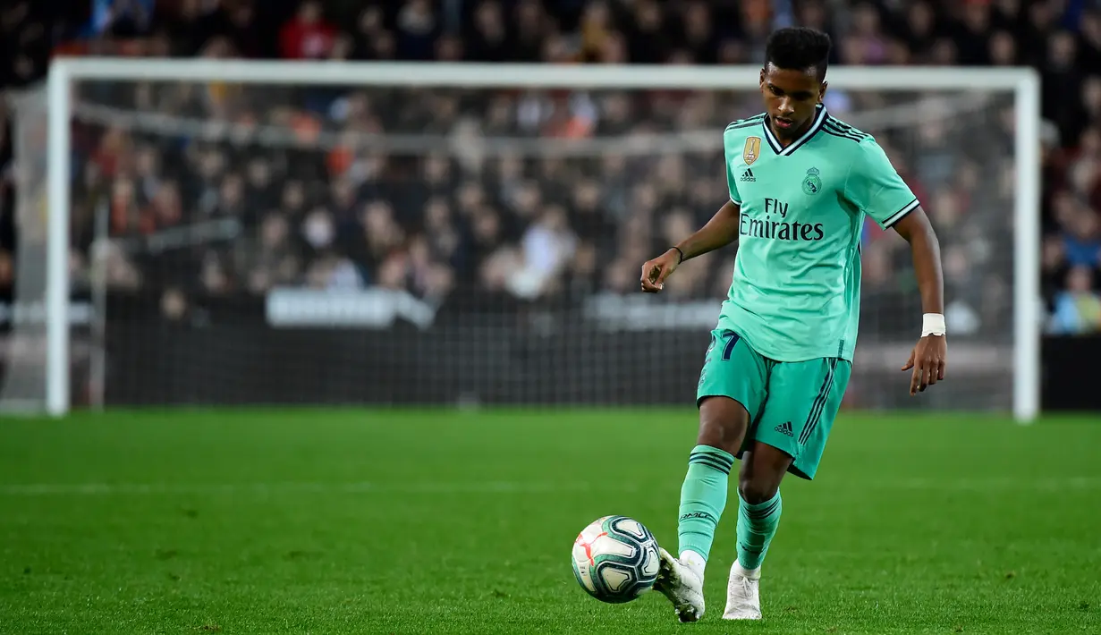 14. Rodrygo (Real Madrid) - Performa winger berusia 19 tahun ini sangat apik bersama Real Madrid di awal kompetisi musim 2020/2021. Rodrygo dilabuhkan Real Madrid dari Santos dengan transfer senilai 45 juta euro pada 2019. (AFP/Jose Jordan)