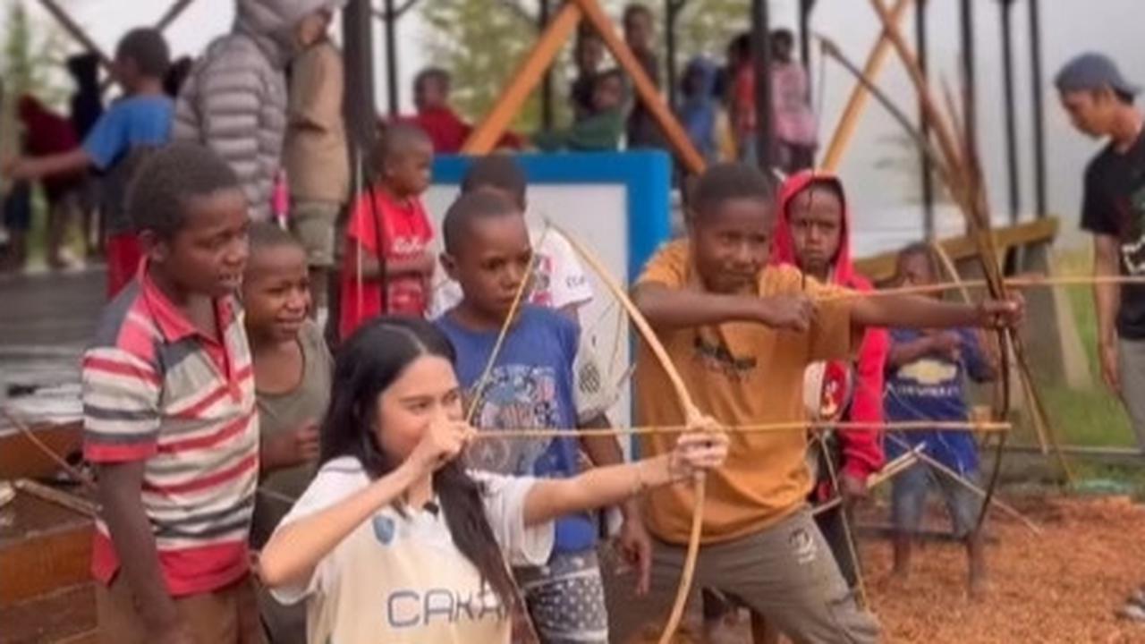 5 Potret Azizah Salsha Ikut Aksi Sosial di Wamena, Penuh Antusias Bantu Masak hingga Bermain dengan Anak-Anak