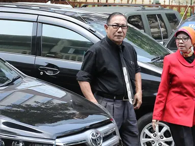 Ibu Ario Kiswinar, Aryani Soenarto bersama kuasa hukumnya tiba di Resmob Polda Metro Jaya, Jakarta, Senin (13/3). Aryani Soenarto menanyakan perkembangan perkara terlapor Mario Teguh di Resmob Polda Metro Jaya. (Liputan6.com/Herman Zakharia)