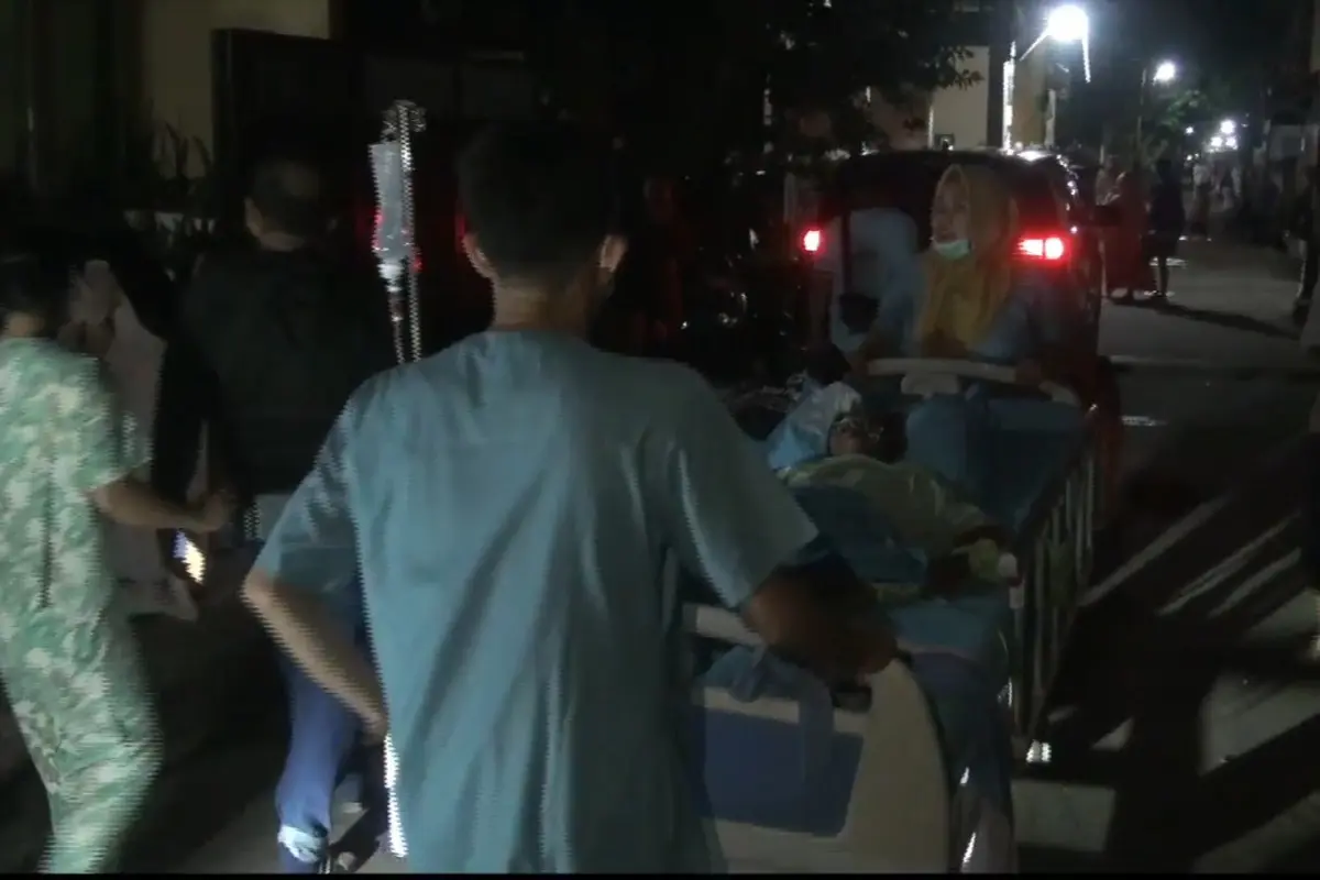Pasien Rumah Sakit Citra Arafiq Depok dievakuasi setelah gardu listriknya meledak, Rabu malam (24/7/2024). (Liputan.com/Dicky Agung Prihanto)